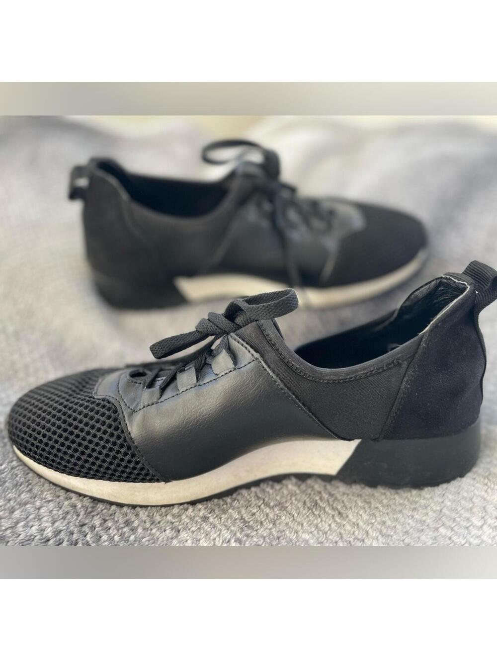 Black sneakers sz 7.5